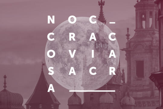 Obrazek w kolorze różnych odcieni różowego przedstawiał jedną z faz księżyca z napisem "Noc Cracovia Sacra" wypisanym osobnymi literami w kształcie kwadratu umieszczonego na środku obrazka.