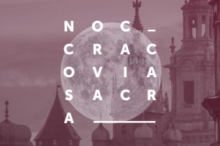 Obrazek w kolorze różnych odcieni różowego przedstawiał jedną z faz księżyca z napisem "Noc Cracovia Sacra" wypisanym osobnymi literami w kształcie kwadratu umieszczonego na środku obrazka.