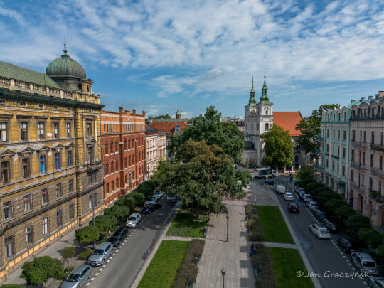 Śniadanie na trawie w ogrodzie przy kościele