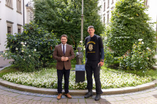 Dmytro Michalec ambasador centrum medycznego UNBROKEN w magistracie. Gość ze Lwowa wraz z Dyrektorem Departamentu Marki Kraków Danielem Wiśniowskim przed rzeźbą Anny Kijowskiej.