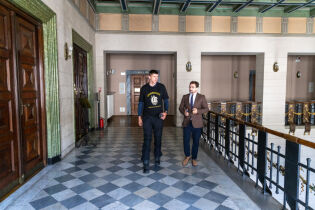 Dmytro Michalec ambasador centrum medycznego UNBROKEN w magistracie. Gość ze Lwowa wraz z Dyrektorem Departamentu Marki Kraków Danielem Wiśniowskim przed Salą Obrad Rady Miasta. 