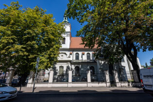 Śniadanie na trawie w ogrodzie przy kościele