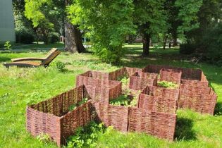 Grafika przedstawia fragment Parku Kieszonkowe z labiryntem dla jeży