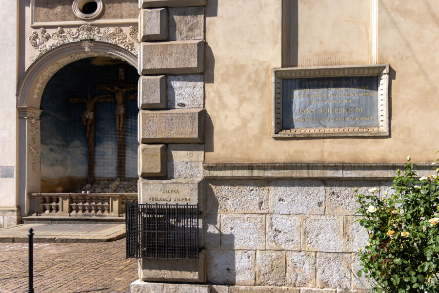 Na krakowskim kościele Karmelitów od strony ul. Garbarskiej umieszczono tablicę (z prawej strony) upamiętniającą wydarzenia z 1883 