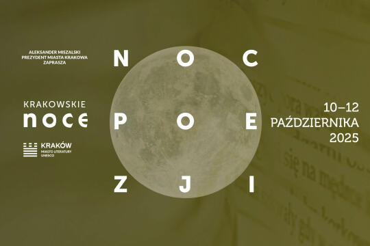 Plakat z oliwkowym tłem i dużym księżycem pośrodku. Na nim rozmieszczone są białe litery z rozmazany tle fragment druku. Kompozycja minimalistyczna, z wyraźnym kontrastem między pełnią księżyca.