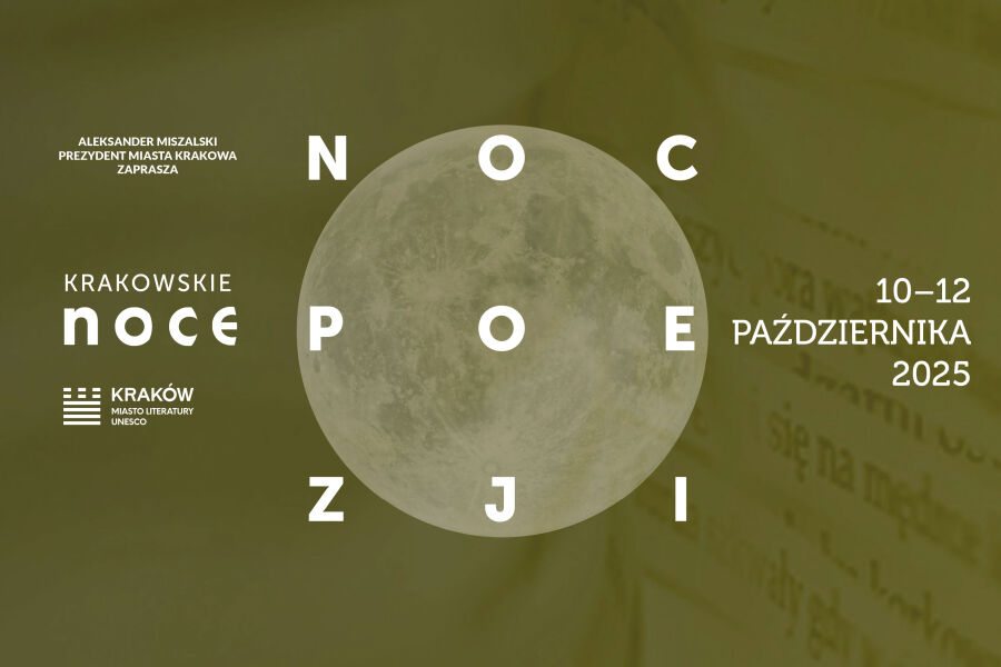 Plakat z oliwkowym tłem i dużym księżycem pośrodku. Na nim rozmieszczone są białe litery z rozmazany tle fragment druku. Kompozycja minimalistyczna, z wyraźnym kontrastem między pełnią księżyca.