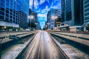 miasto, transport, biurowce. Fot. Pixabay