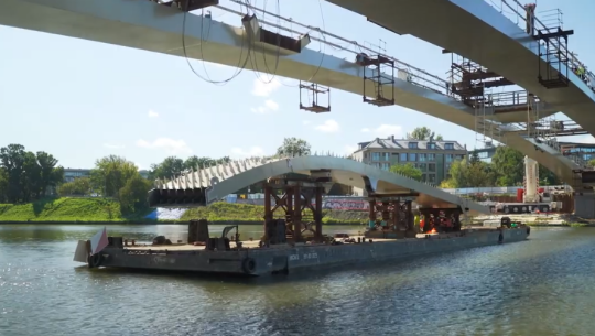 Montaż środkowego odcinka kładki Kazimierz – Ludwinów rozpoczęty