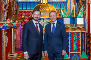 Kraków i Unia Europejska – wspólna droga rozwoju Fotografia wykonana we wnętrzu szopki krakowskiej w Muzeum Krakowa. Na zdjęciu po lewej stoi Prezydent Krakowa Aleksander Miszalski a po prawej Komisarz Unii Europejskiej Piotr Serafin.