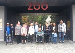 Seniorzy z Domu Helclów w krakowskim ZOO.