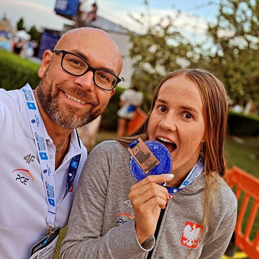 Trener Piotr Fortuński i mistrzyni Europy juniorek Flawia Kamzol z UKS SMS Galicja Kraków
