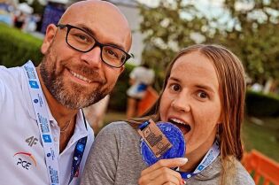 Trener Piotr Fortuński i mistrzyni Europy juniorek Flawia Kamzol z UKS SMS Galicja Kraków