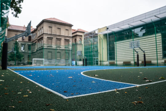 Boisko wielofunkcyjne przy II LO w Krakowie odzyskało blask
