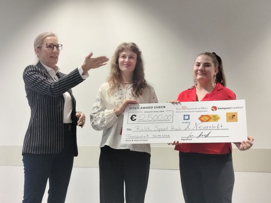 Поліна Зінюха і Пауліна Качмарчик з нагородою