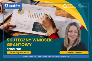 Na zdjęciu widzimy zdjęcie kobiety, która poprowadzi szkolenie, w tle dokumenty, wykresy, statystyki oraz kluczowe informacje na temat szkolenia. 