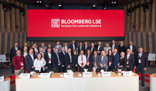 Family photo of Mayor Miszalski with other Bloomberg LSE European City Leadership Initiative participants and Michael Bloomberg.
