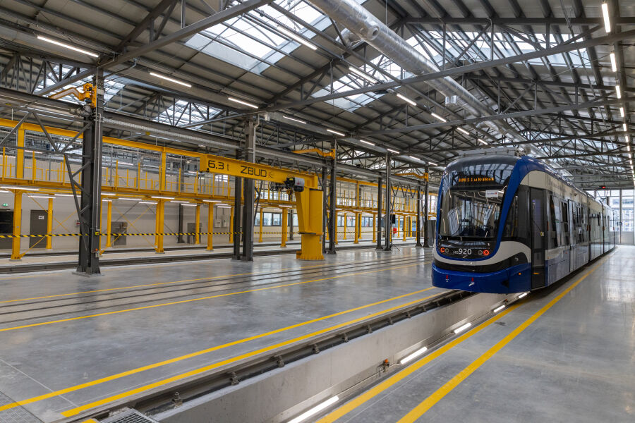 Zdjęcie przedstawia wnętrze hali serwisowej w zajezdni Nowa Huta po modernizacji. Na pierwszym planie jest tramwaj Lajkonik