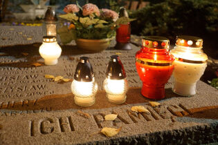 Zapal znicz na zbiorowej mogile w kamieniołomie Liban