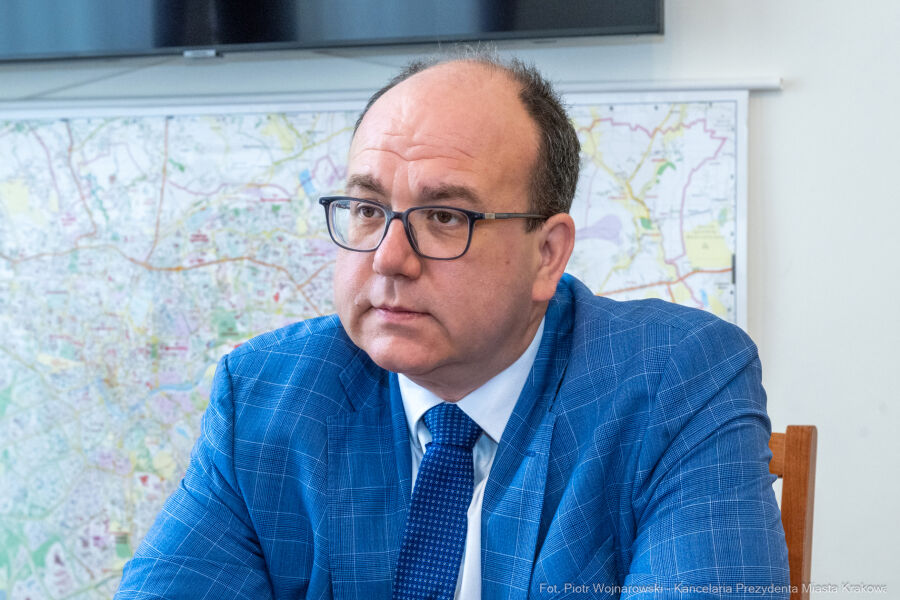 Minister Miroslav Wlachovský z wizytą w krakowskim magistracie. Zdjęcie portretowe słowackiego dyplomaty siedzącego w gabinecie Zastępcy Prezydenta Krakowa.  