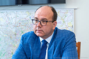 Minister Miroslav Wlachovský z wizytą w krakowskim magistracie. Zdjęcie portretowe słowackiego dyplomaty siedzącego w gabinecie Zastępcy Prezydenta Krakowa.  