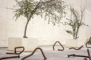 Grafika przedstawia wystawę sztuki współczesnej. 