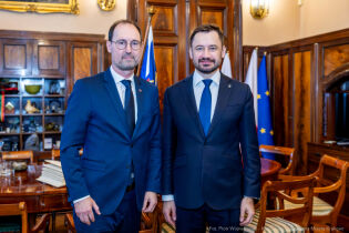 Wizyta Ambasadora Czech u Prezydenta Krakowa 04.11.2025. Na zdjęciu w gabinecie Prezydenta Krakowa po lewej stoi Ambasador Czech J.E. Břetislav Dančák a po prawej Prezydent Krakowa.      