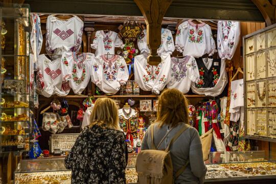 Stoisko we wnętrzu Sukiennic, rękodzieło i haftowane koszule