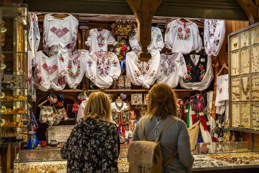 Stoisko we wnętrzu Sukiennic, rękodzieło i haftowane koszule