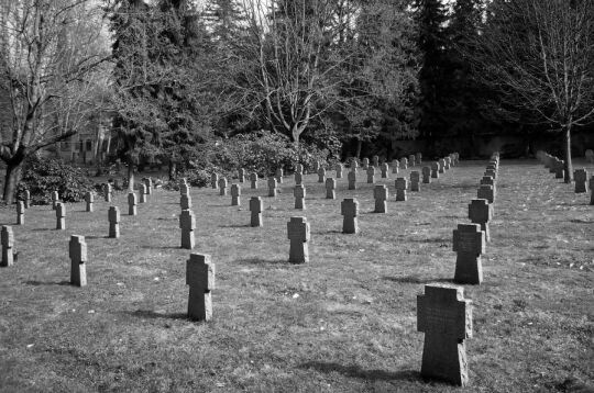 Grafika przedstawia nagrobki wojskowe.