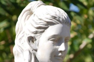 Grafika przedstawia rzeźbę głowy i ramion młodej kobiety