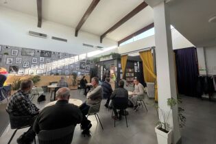 Uczestniczy oczekujący na udział w warsztatach baristycznych