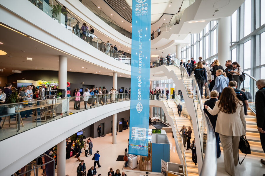 Centrum Kongresowe ICE Kraków w trakcie poprzedniej edycji wydarzenia - tłumy na schodach i we foyer.