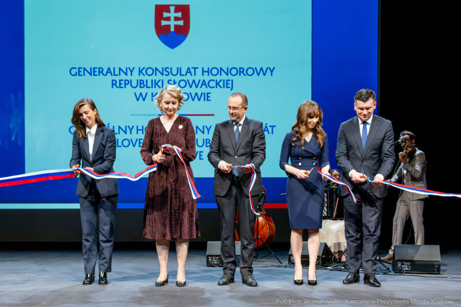 Otwarcie Generalnego Konsulatu Honorowego Słowacji 14 listopada w Teatrze Słowackiego. na fotografii na scenie cztery osoby dokonują przecięcia wstęgi w kolorach słowackiej flagi. 