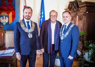 Na zdj. Aleksander Miszalski Prezydent Miasta Krakowa, prof. Robert Traba, Jakub Kosek - Przewodniczący Rady Miasta Krakowa