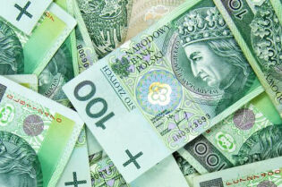 Grafika przedstawia banknoty o nominale 100 zł.