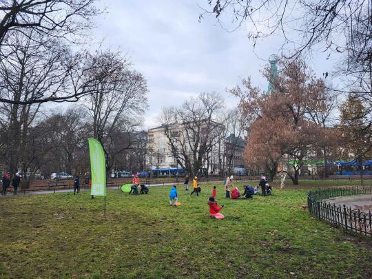 W piątek, 5 grudnia, na Plantach zakwitła współpraca, która od lat realnie wpływa na jakość miejskiej zieleni.