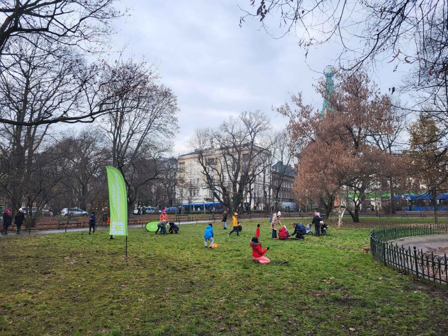 W piątek, 5 grudnia, na Plantach zakwitła współpraca, która od lat realnie wpływa na jakość miejskiej zieleni.