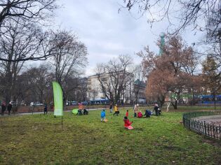 W piątek, 5 grudnia, na Plantach zakwitła współpraca, która od lat realnie wpływa na jakość miejskiej zieleni.
