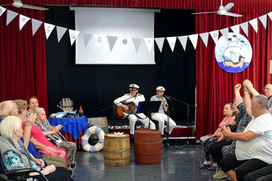 Uczestnicy wydarzenia w trakcie śpiewania szant