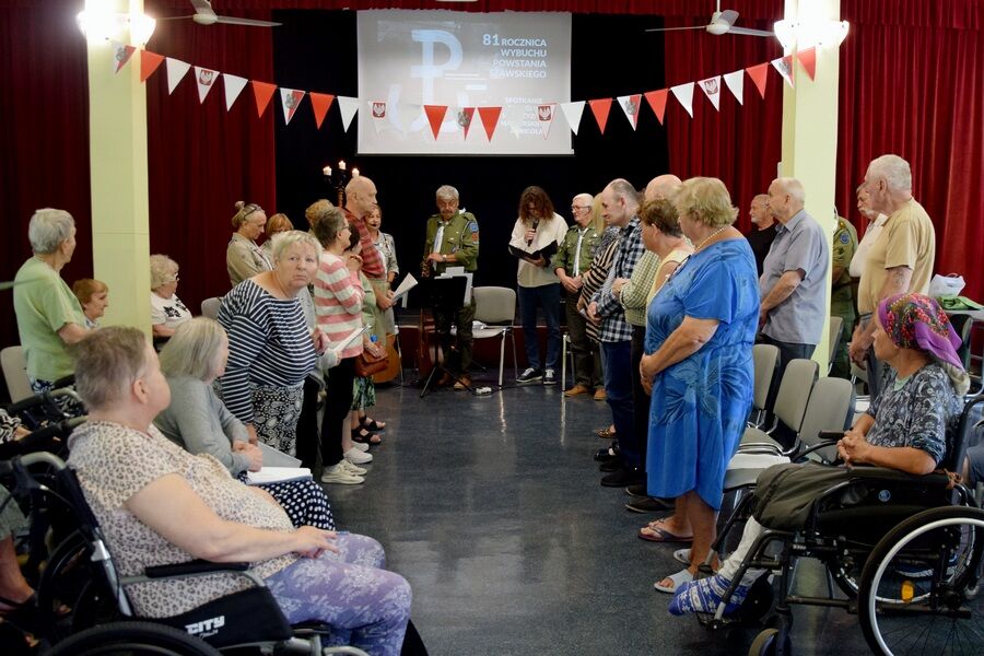 Uczestnicy spotkania w trakcie symbolicznej „minuty ciszy”