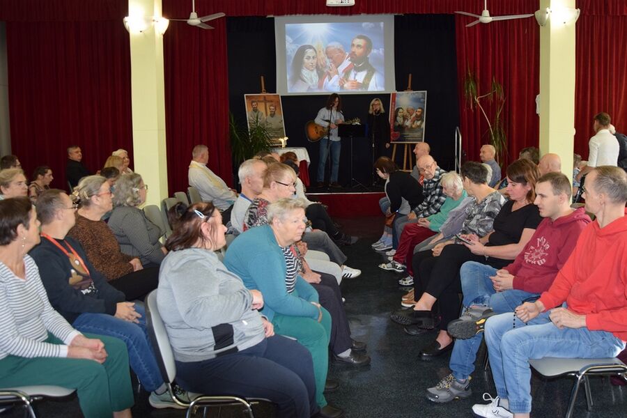 Uczestnicy spotkania w trakcie rozpoczęcia modlitewnego spotkania