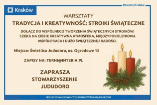 Na beżowym tle napis zapraszający na warsztaty rękodzieła i kultury romskiej. Z prawej dolnej strony rysunek trzech zapalonych świec w wieńcu z jedliny. 