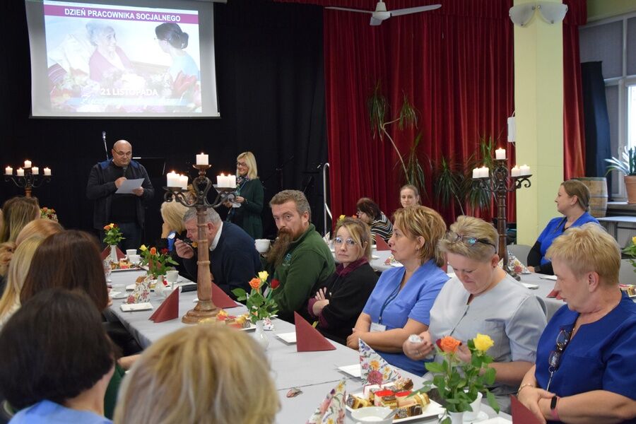 Uczestnicy spotkania w trakcie przyjmowania życzeń przesłanych przez władze miasta i MOPS.