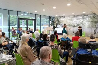 Na zdjęciu Mieszkańcy podczas recitalu kameralnego Aleksandry Kuls (skrzypaczki) oraz Marcina Kuźniara (gitarzysty) w naszym Domu. Autor zdjęcia - pracownik DPS.