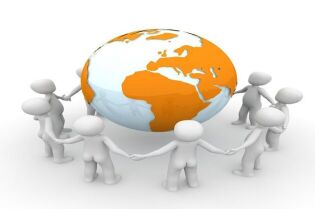 Grafika przedstawia postacie trzymające się za ręce wokół kuli ziemskiej