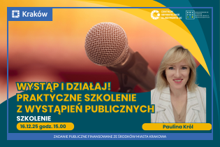 Na zdjęciu widnieje mikrofon, w prawym roku sylwetka kobiety prowadzącej szkolenie 