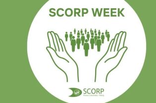 logotyp akcji społecznej IFMSA- Poland akcja SCORP Week. grafika utrzymana w tonacji biało-zielonej. Okręg w którym pomiędzy ludzkimi rękoma jest napis SCORP Week 