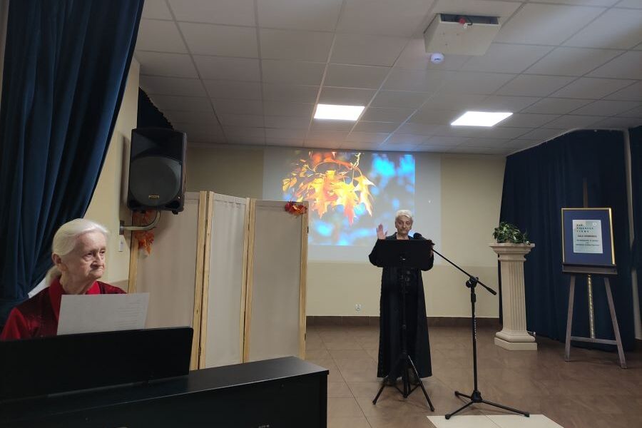 Na zdjęciu dwie mieszkanki prezentują swoje wykonanie wiersza "Liryka" Antoniego Słonimskiego.