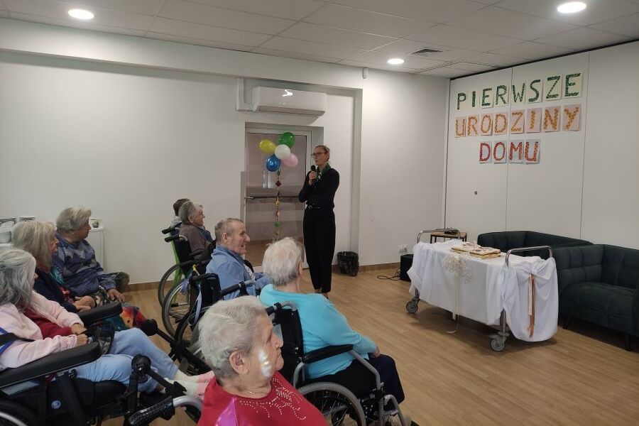 Na zdjęciu Pani Dyrektor wita naszych Mieszkańców podczas I rocznicy Naszego Domu w nowym miejscu.