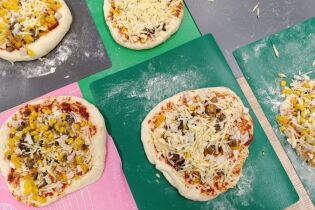 Na zdjęciu pizze tuż przed włożeniem do pieca